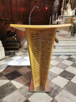 Ambon vue de face piètement découpé