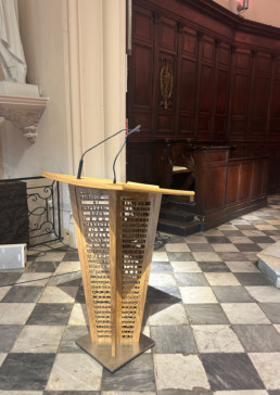 Ambon vue de trois-quart - gravure sur les piètements