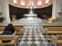 Autel - Bancs vue de dos Fauteuils - ambon et pupitre