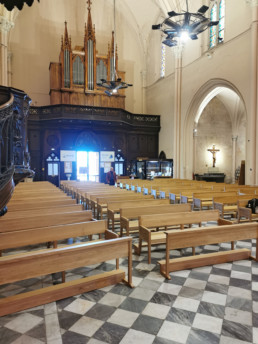 Bancs d'église vue de face - orgue - église St-Ferreol
