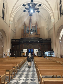 Bancs d'église due de face-travée centrale-orgue