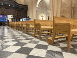 Bancs d'église vue de trois quart