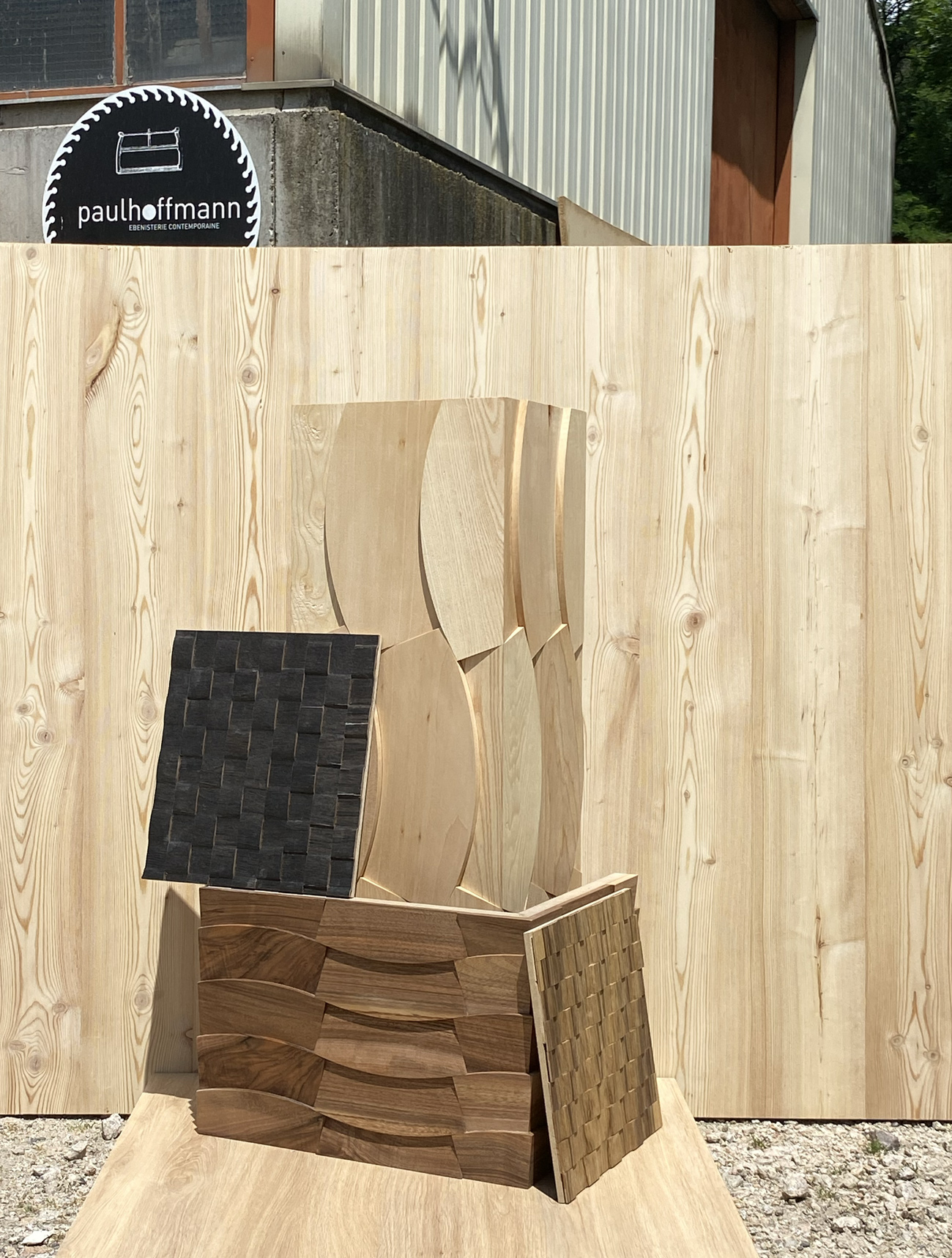 Textures en bois assemblés et moulés devant l'atelier