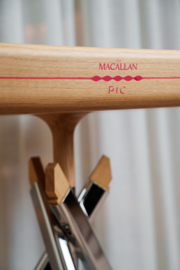 Trolley de service PIC/TheMacallan - Détail sur la marqueterie et nom des marques