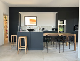 Tabourets autour de l'îlot de la cuisine - vue de face